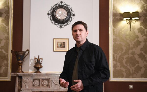 Cоветник президента Украины Михаил Подоляк"Что же касается вовлечения в войну. Разве Грузия уже не в войне? Разве у нее нет проблем в Южной Осетии и Абхазии? Никто не просит вас принять то или иное решение ради Украины. Просим лишь прямо сказать, и не только просим, а думаем, что каждая страна должна сделать осмысленный выбор. И вы должны выбрать, поддерживаете ли людоедов или свободу, тут не существует серых тонов". - Sputnik Грузия