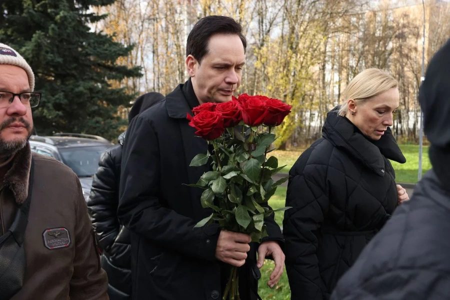 Сергей Бурунов, Гарик Харламов и Ирина Темичева простились с Романом Поповым