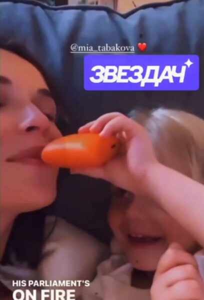 Бывшая Павла Табакова учит их общую трехлетнюю дочь, как курить вейп
