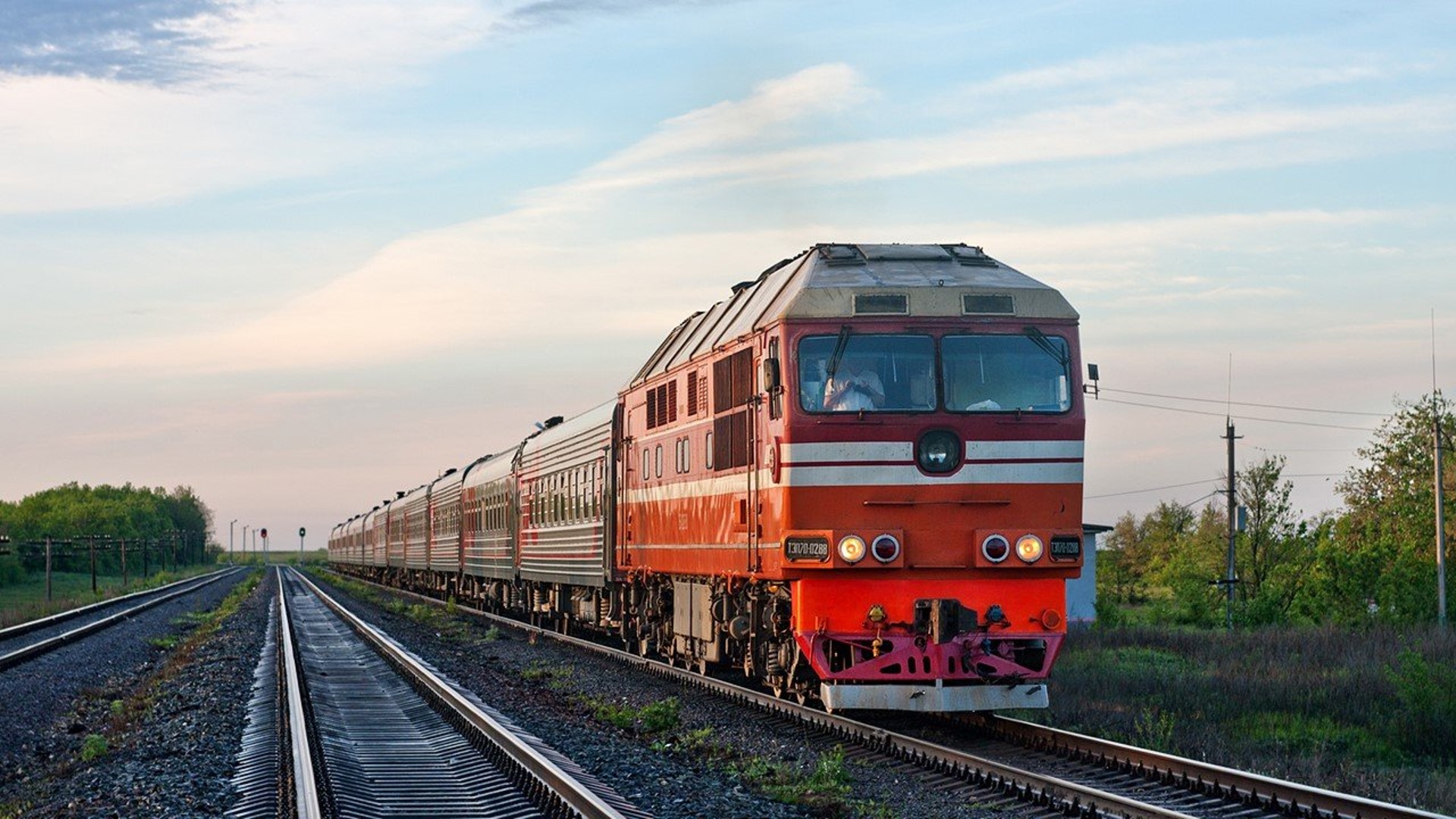 Ж д сообщение. Поезд Санкт-Петербург Волгоград. Поезд Благовещенск Хабаровск. Железная дорога Крым Херсон. Большие поезда.