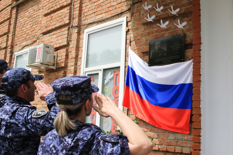 На Ставрополье офицеры Росгвардии передали на хранение школе памятные экспонаты