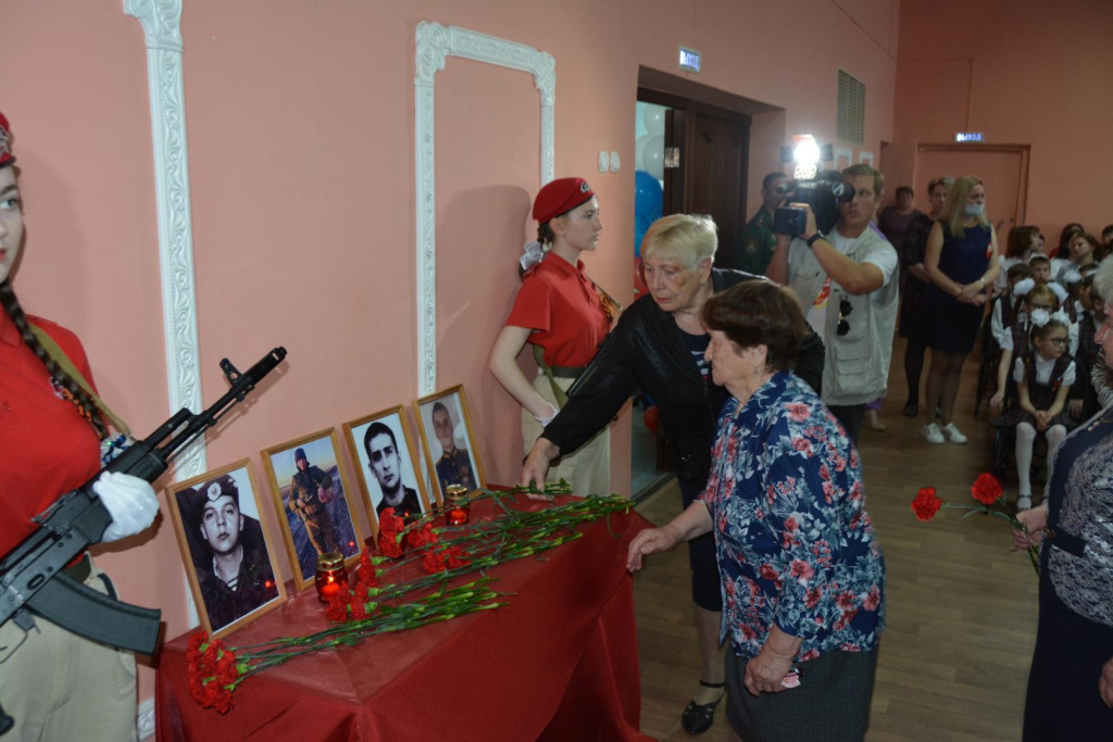 В Астрахани в школе открыли “Парту Героев” в память об участниках СВО