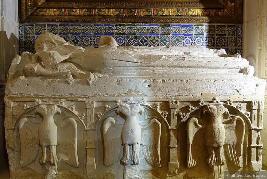 Статуя леди Ватасы Ласкарис сохранилась не лучшим образом, а вот изображения двуглавых орлов - символа Византийской империи - увидеть в Португалии не ожидаешь. Фото из сети.