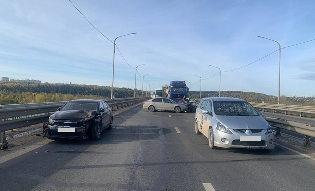 В Кирове на Трактовой столкнулись четыре автомобиля, есть пострадавшая