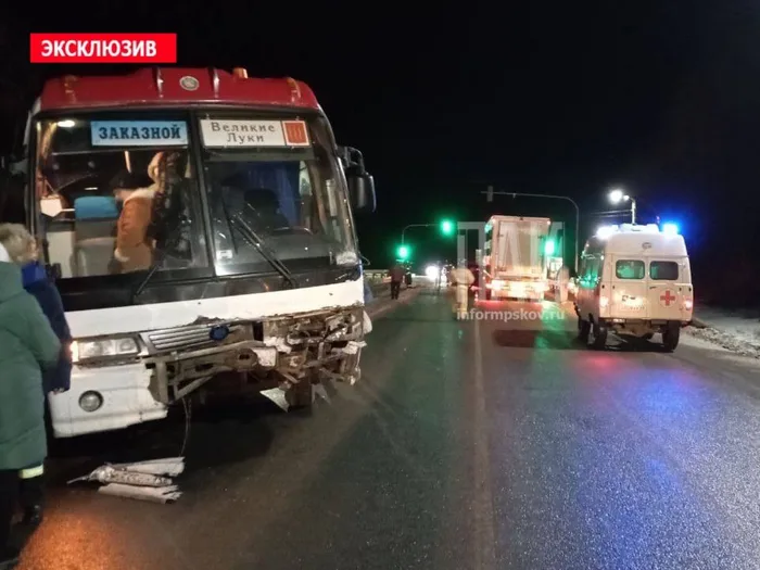 Один человек погиб, один госпитализирован в результате тройного ДТП на трассе (ФОТО)