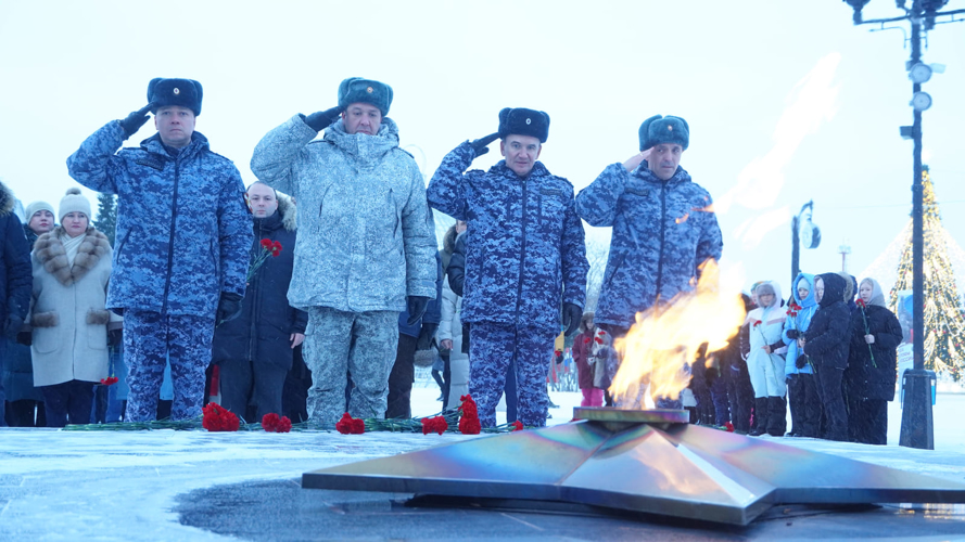 В Нарьян-Маре росгвардейцы почтили память Героев Отечества