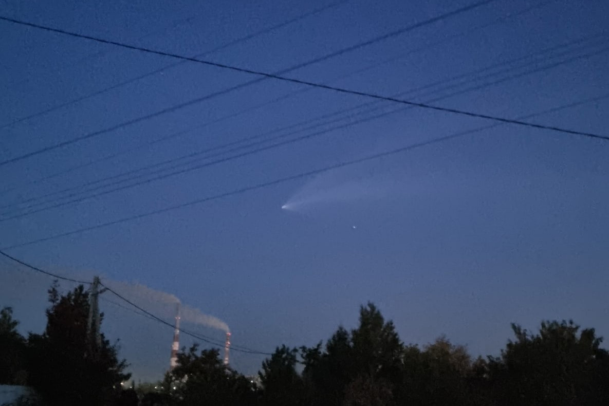 Комета над хабаровском 2024. След от ракеты в небе. Ракета в небе. След от кометы в небе. Комета в небе.