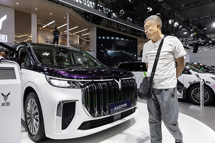 Покупкой дорогого автомобиля хочет порадовать себя АО «ЗВКС». Судя по документации, компания хочет приобрести автомобиль Voyah Dream PHEV Long Range, который позиционируется как флагманский минивэн от Voyah