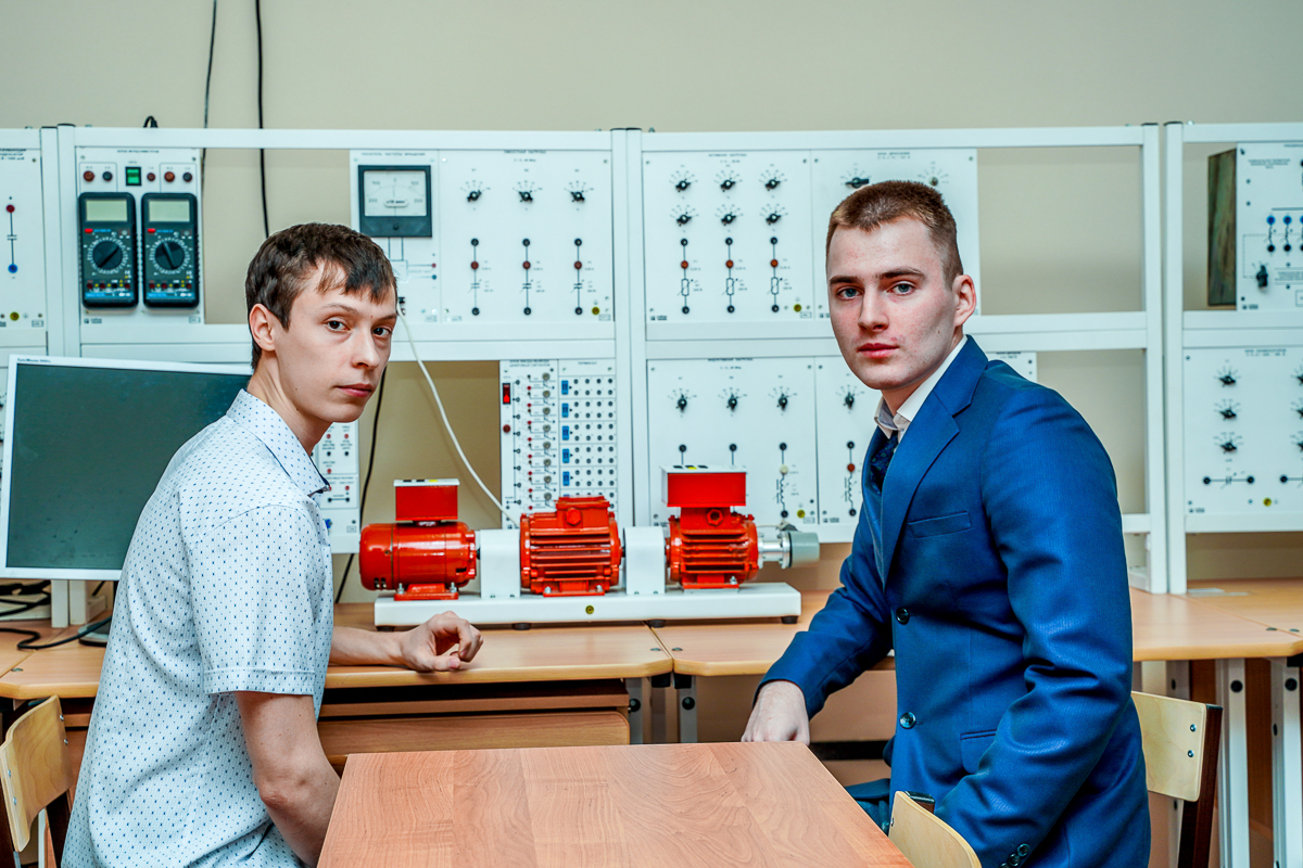 Управляющий кб. Студенческое конструкторское бюро. Студ конструкторских бюро. Веселые студенты ОГУ. Студенты видеоролики.