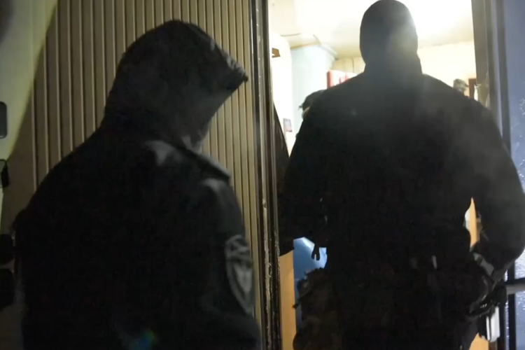 В Забайкалье при силовой поддержке СОБР Росгвардии задержаны подозреваемые в мошенничестве (видео)