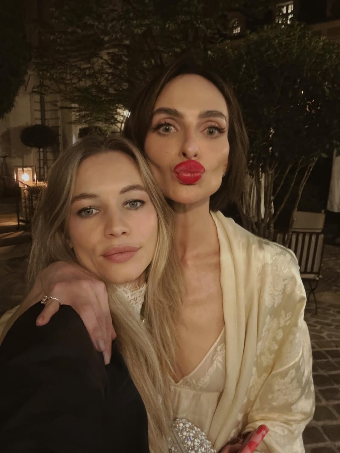 Светлана Устинова поделилась в соцсетях фотографиями со своего дня рождения
