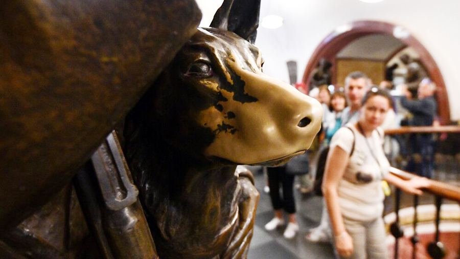 В Москве отреставрируют скульптуры на станции метро «Площадь Революции»