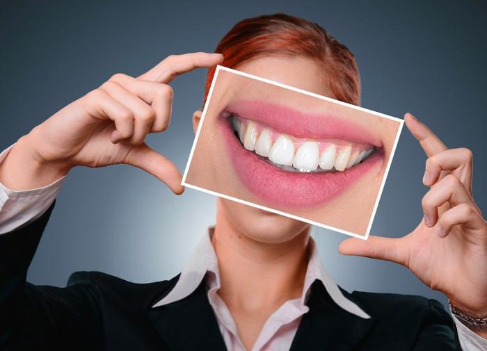 Стоматолог Копылов: зубная нить может привести к рецессии десны