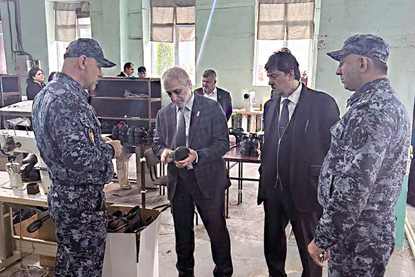 Вице-премьер Ризван Газимагомедов посетил исправительную колонию: курс на загрузку производства и трудовую адаптацию