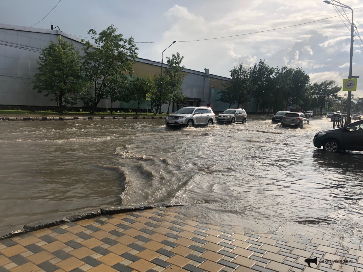 Улицу затопило водой. Ливень на Сахалине. Сильный ливень. Дожди затопили улицы. Дождь в городе фото.
