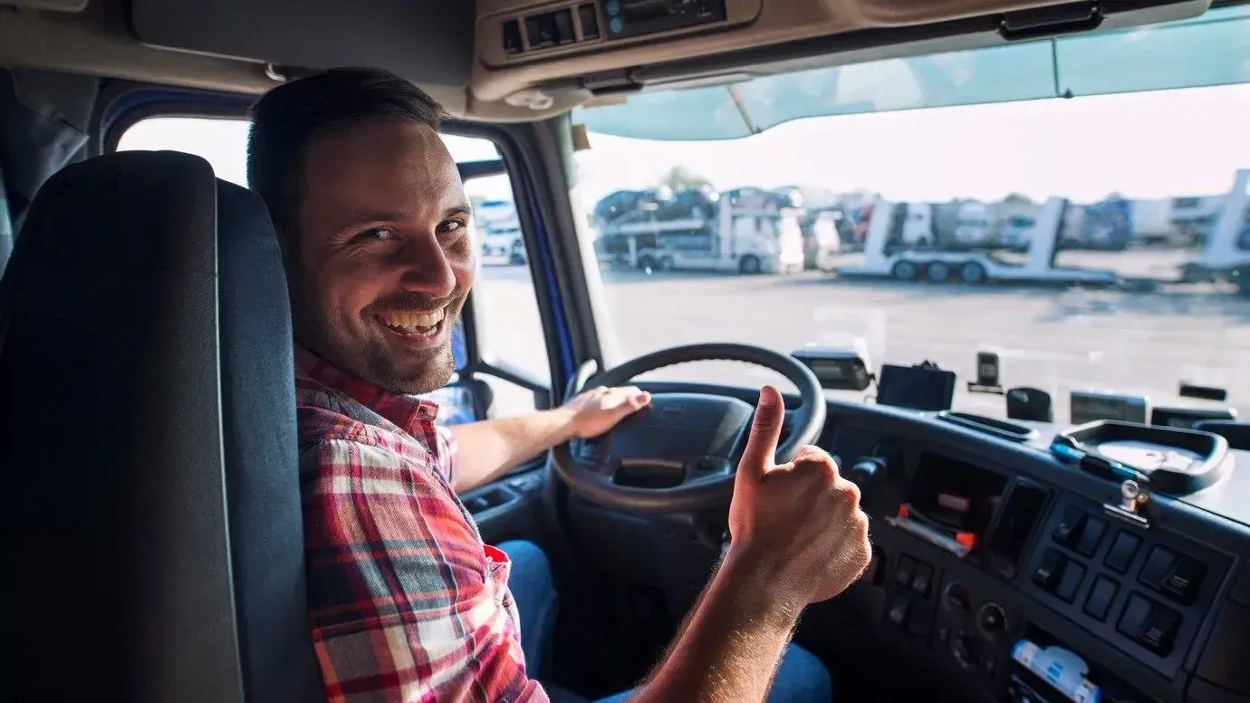 Дальнобойщик. Водитель личном грузовом автомобиле тонн. Водитель фургона. Личный грузовой автомобиль. Водитель с личным автомобилем.