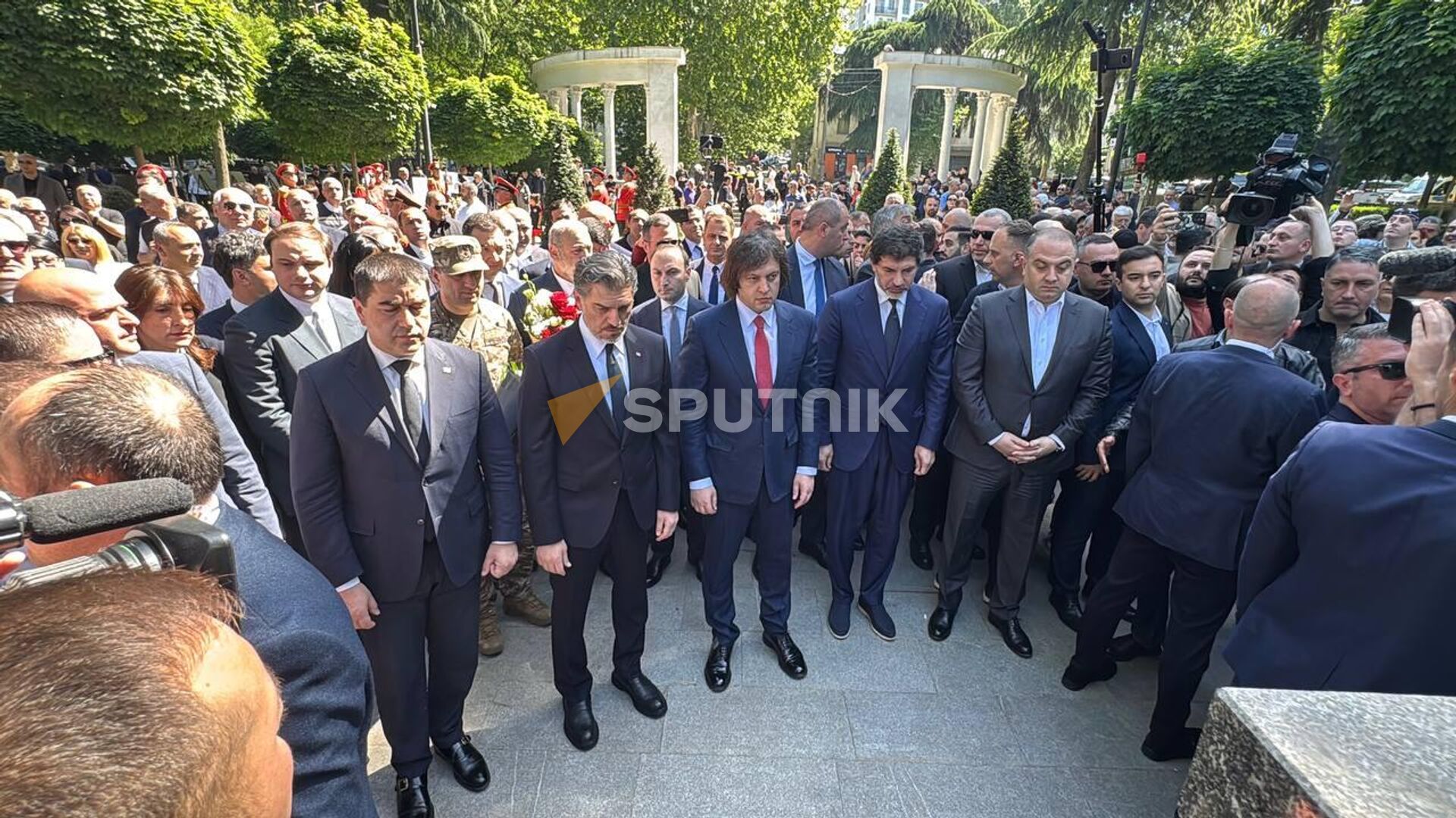 Первые лица Грузии пришли поздравить ветеранов с Днем Победы 9 мая 2025 года - Sputnik Грузия, 1920, 09.05.2025