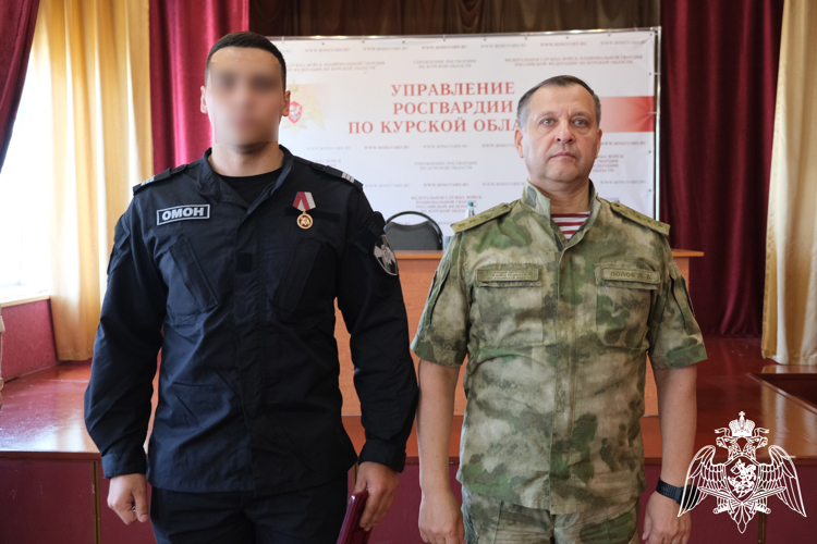 Командующий Центральным округом Росгвардии вручил награды отличившимся сотрудникам и военнослужащим в Курской области