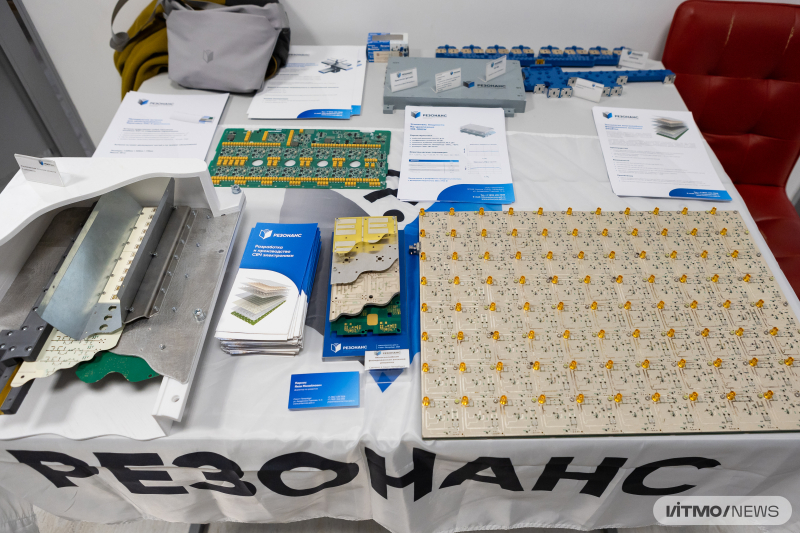 Продукция компании «Резонанс»: модуль фазированной антенной решетки, сборка модуля ФАР в разрезе, макет неподвижной ФАР для применения на северном морском пути, усилитель мощности Ка-диапазона и сверхбыстрый модулятор Фото: Дмитрий Григорьев / ITMO NEWS 
