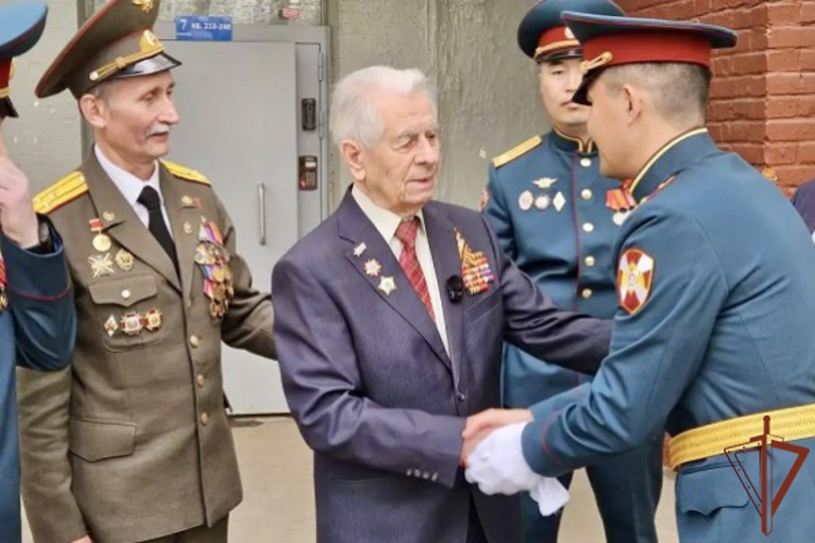 Росгвардейцы поздравили ветерана Великой Отечественной войны с Днем Победы парадом у его дома в Москве (видео)