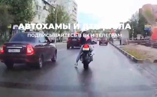 В Туле водитель Lada Priora подрезал мотоциклиста и врезался в него: видео