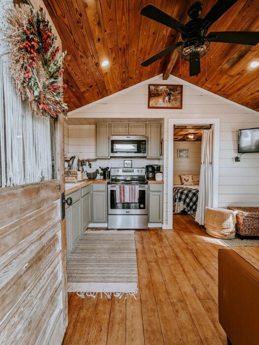 Открытая планировка в общей зоне. | Фото: tinyhouseblog.com.