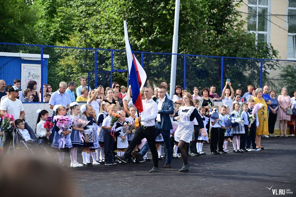 Первое сентября на воскресенье когда линейка. Линейка в школе. Школьная линейка 1 сентября. Торжественная линейка в школе 1 сентября. День знаний линейка.