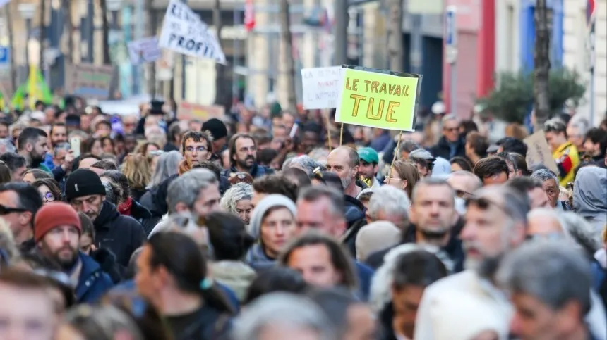 Забастовка во франции. Протесты во Франции 2023. Массовые протесты во Франции. Забастовка. Люди на улице.