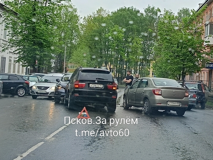 Появились фото ДТП у псковской комендатуры