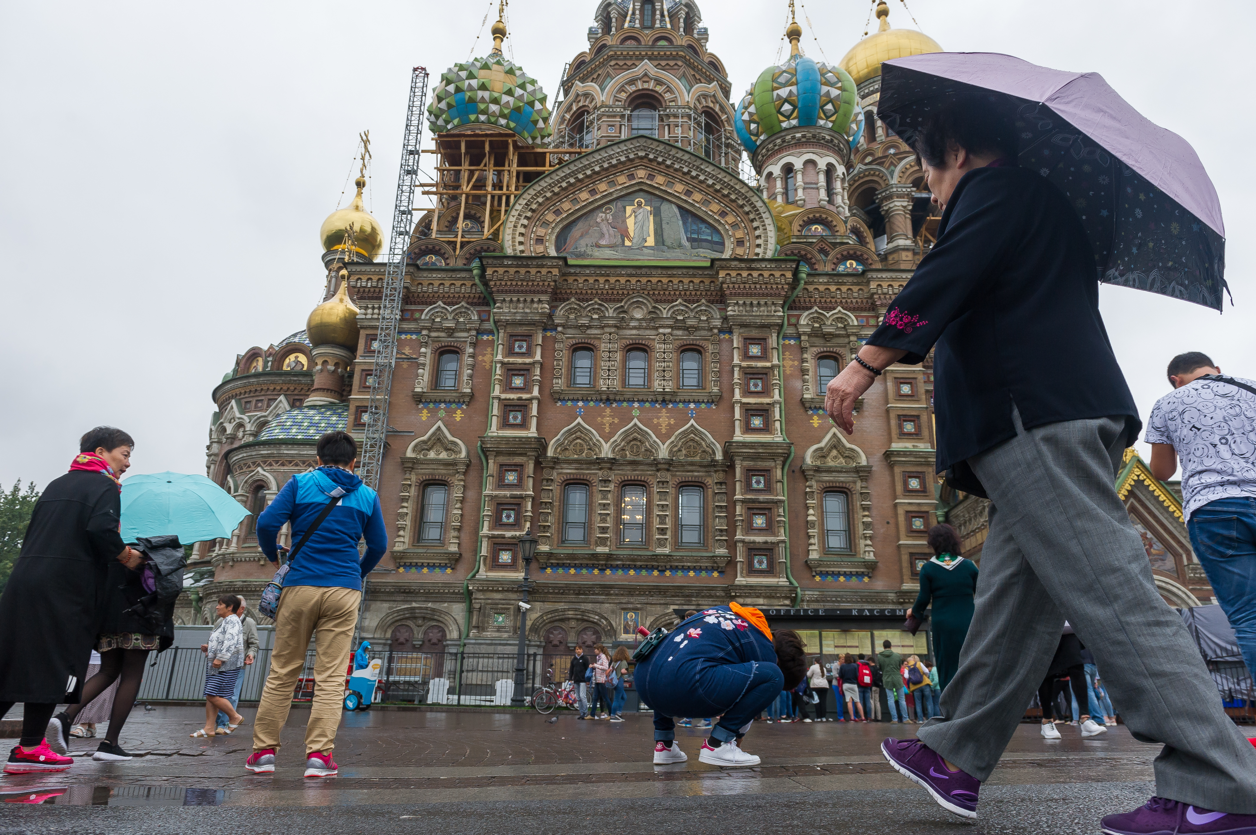 Вирусы в петербурге сейчас. Фотосессия на фоне Спаса на крови. Фото на фоне храма Спаса на крови. Человек на фоне Спаса на крови. Туристы спас на крови.