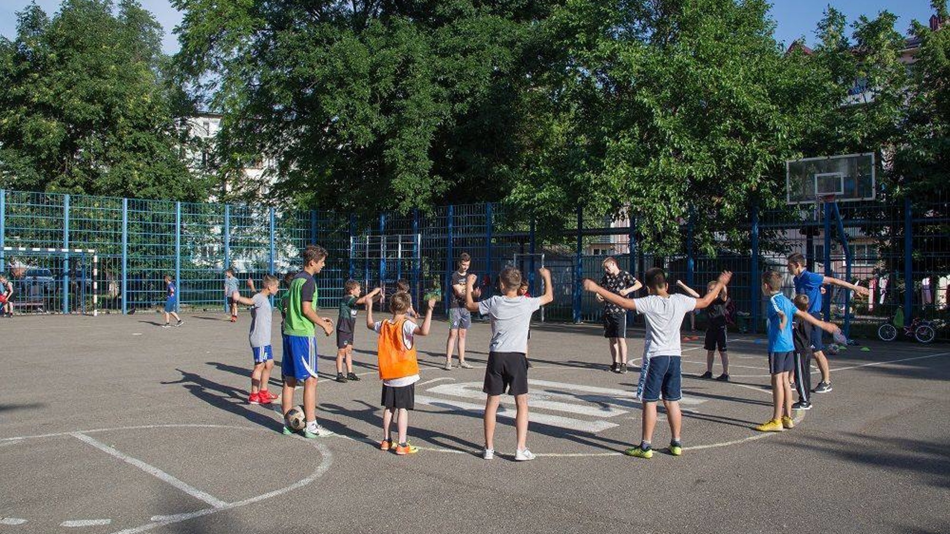 Краснодарский спорт. Физкультура летом. Спортсмен на спортплощадке. Спортивные игры на детской площадке. Подростковая спортивная площадка.