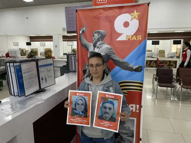 Специалисты МФЦ помогли севастопольцам напечатать портреты героев для участия в акции Бессмертный полк