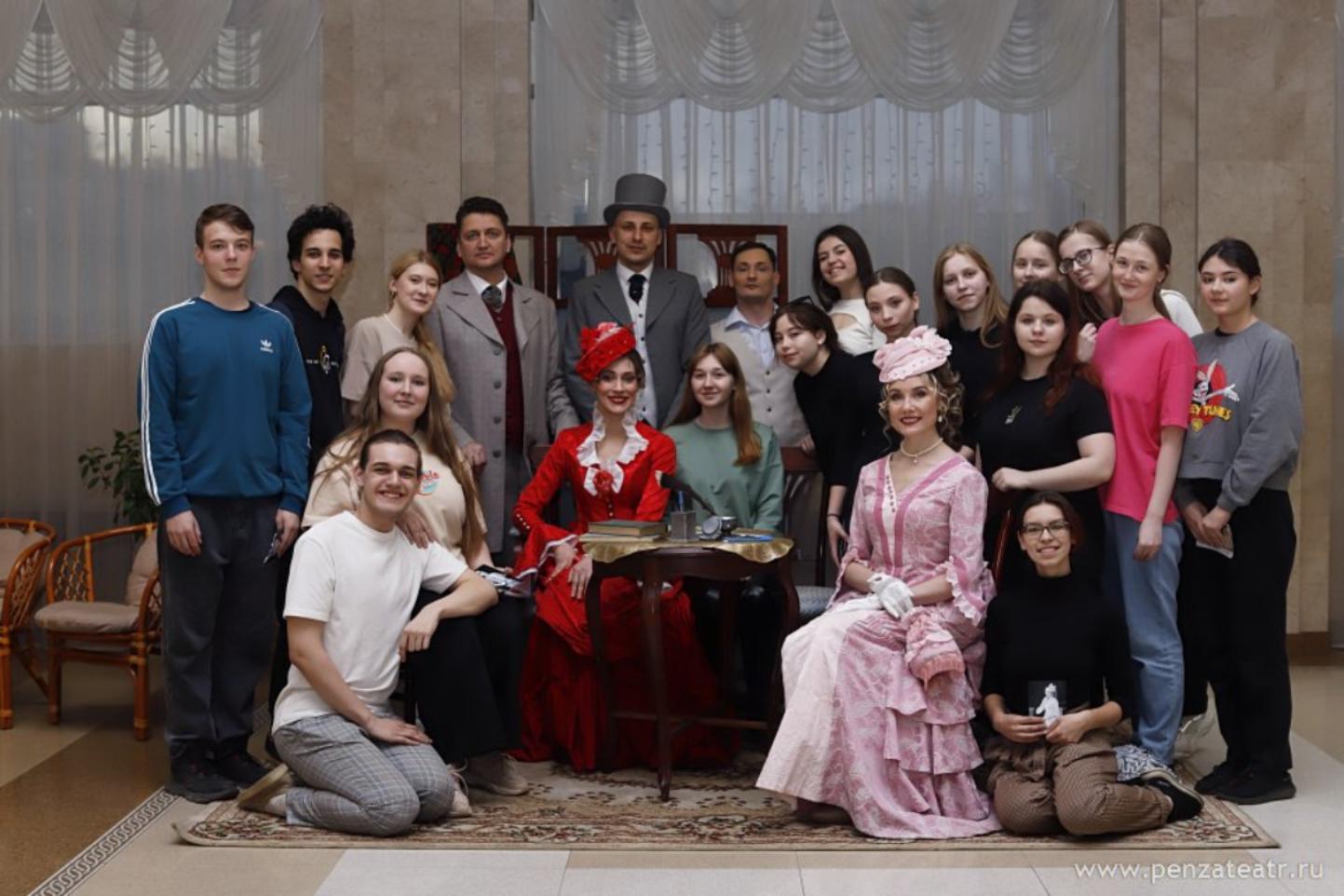 В драматическом театре торжественно открыли фотовыставку, посвященную 200-летнему юбилею Островского