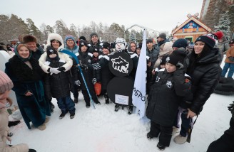 Губернатор Челябинской области Алексей Текслер вместе с супругой Ириной принял участие в благотворительной акции «Снеговики-добряки»