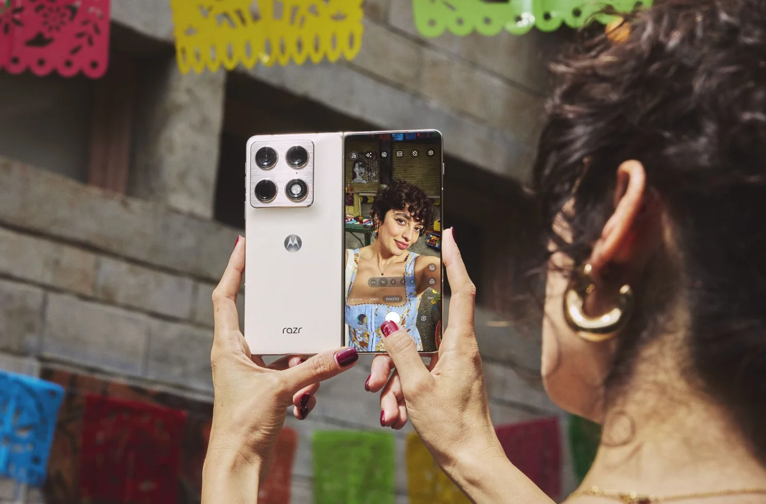Известно, когда первый смартфон-«книжка» от Motorola появится в продаже