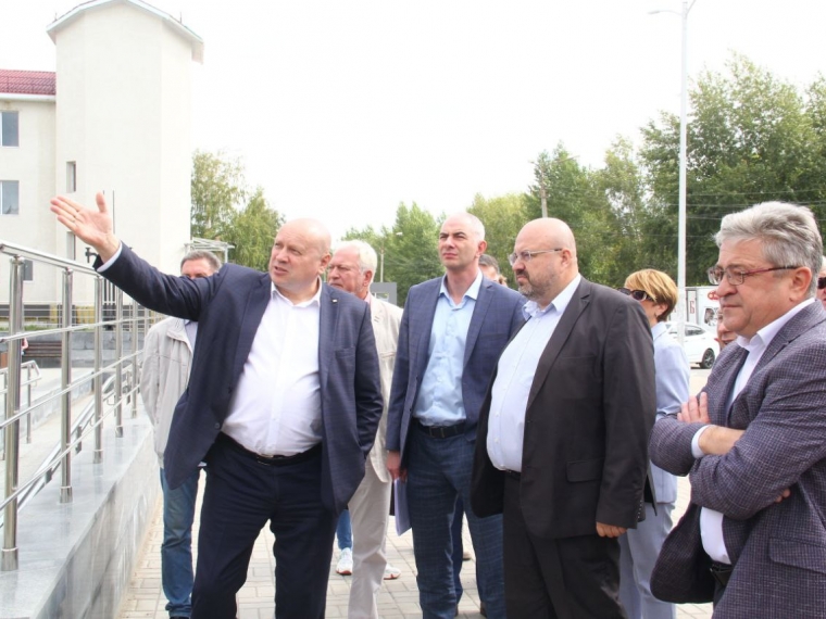 Лысые газоны, фонари без лампочек: Сергей Шелест раскритиковал руководство омского ДК «Звездный» 