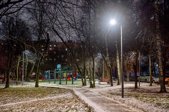 На юго-западе Москвы обновляют систему уличного освещения