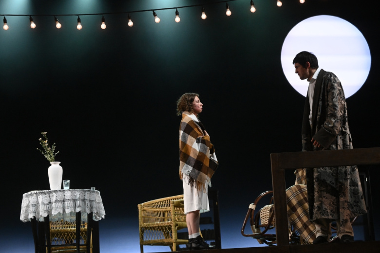 Актеры Дарья Трухина в роли Сони и Сергей Епишев в роли Ивана Петровича Войницкого в спектакле «Дядя Ваня» в постановке режиссера Дениса Азарова на сцене Московского художественного театра имени А. П. Чехова