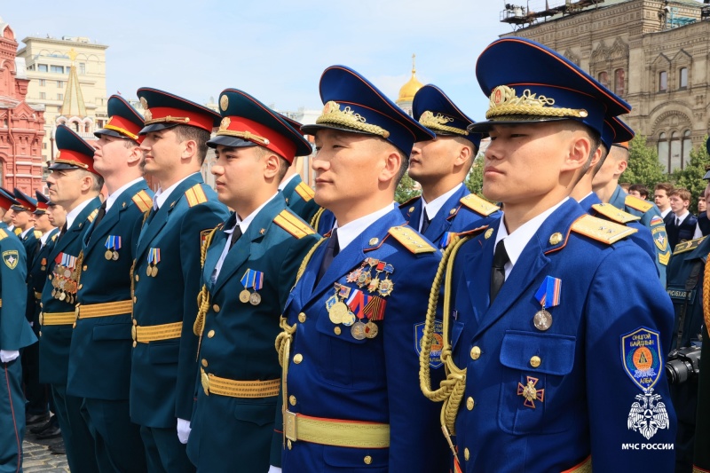 На Красной площади вручили дипломы выпускникам двух вузов МЧС России