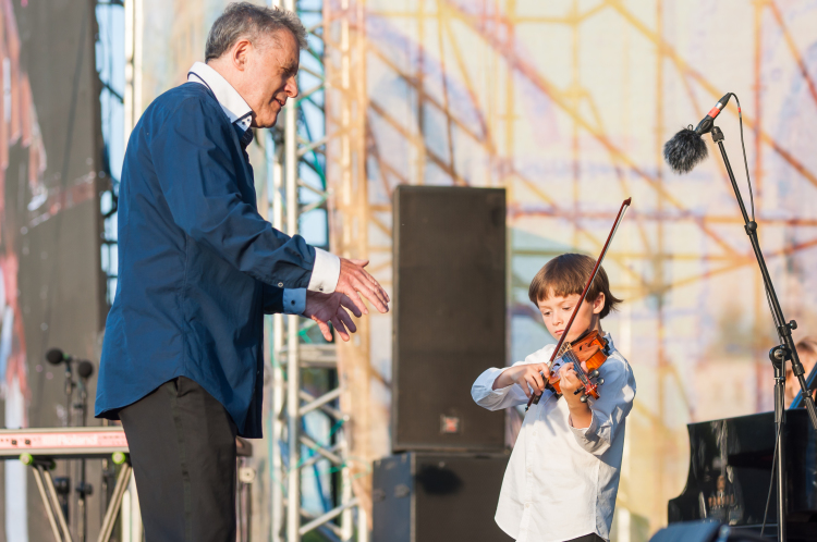 Педагогом-наставником вундеркинда Луки Моромова является Игорь Лерман — дирижер, художественный руководитель органного зала и камерного оркестра в автограде