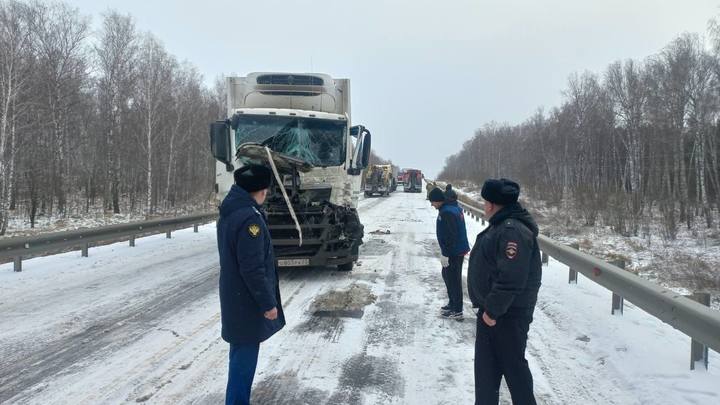 В Кузбассе на автотрассе произошло ДТП с участием почти 20 автомобилей