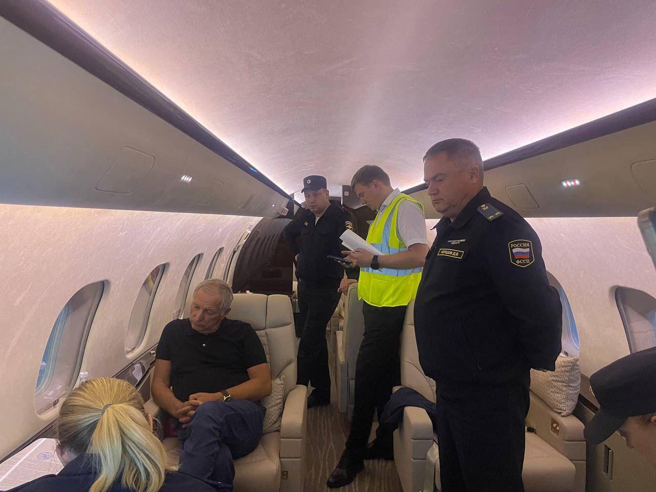 Струков в самолете в момент задержания