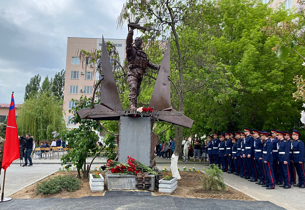 Памятник защитникам Отечества открыли в волгоградском госпитале ветеранов войн