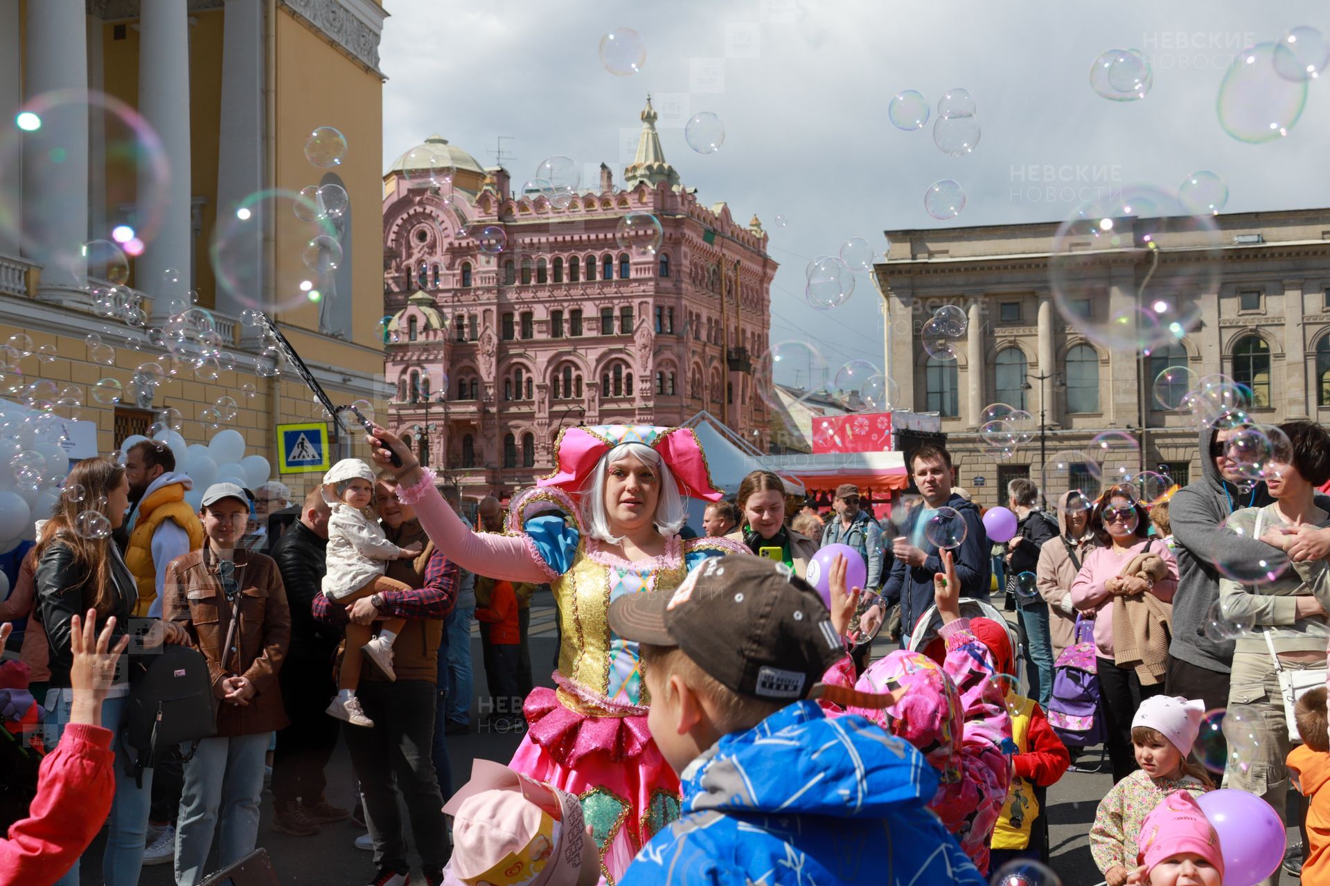 Петербург сегодня день города. Площадь Островского Санкт-Петербург фестиваль мороженого. Фестиваль мороженого Питер 2023. Площадь Островского фестиваль. Праздничный Петербург.