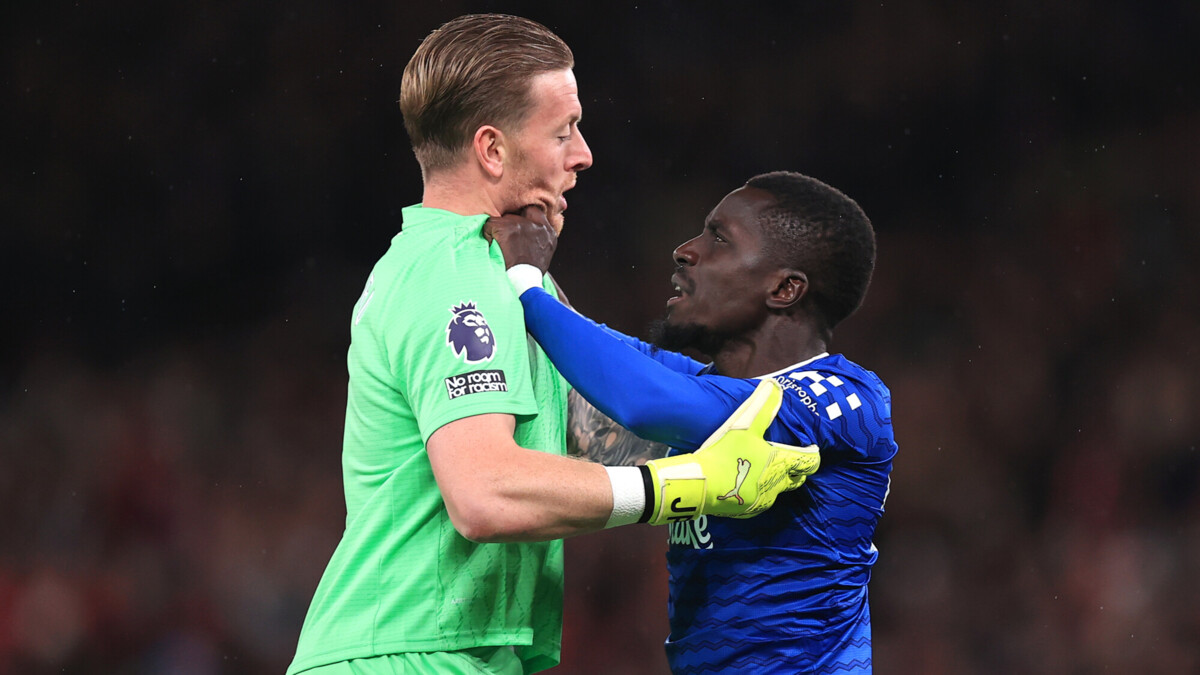 Футболист «Эвертона» Гейе извинился за красную карточку, полученную за конфликт с одноклубником