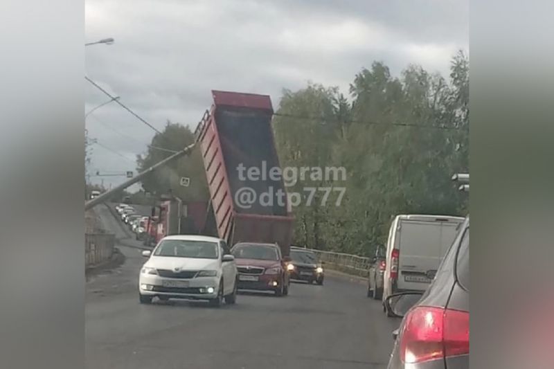 Зацепил провода. Авария Солнечногорск 20.09.2022. Авария в Московской области сегодня. Водитель кузовом задел провода.