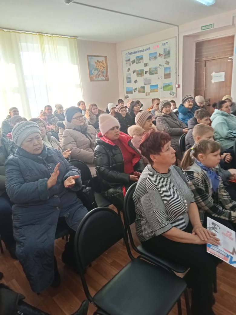 Отечеству на верность присягая: в доме культуры поселка Грачи прошел праздничный концерт