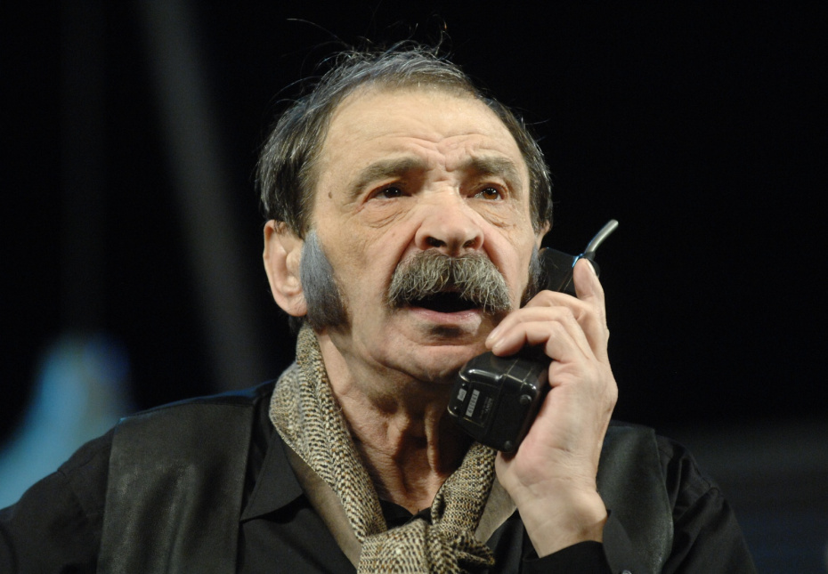 Илья Олейников (Бакстер) в сцене из спектакля «Идеальное убийство»