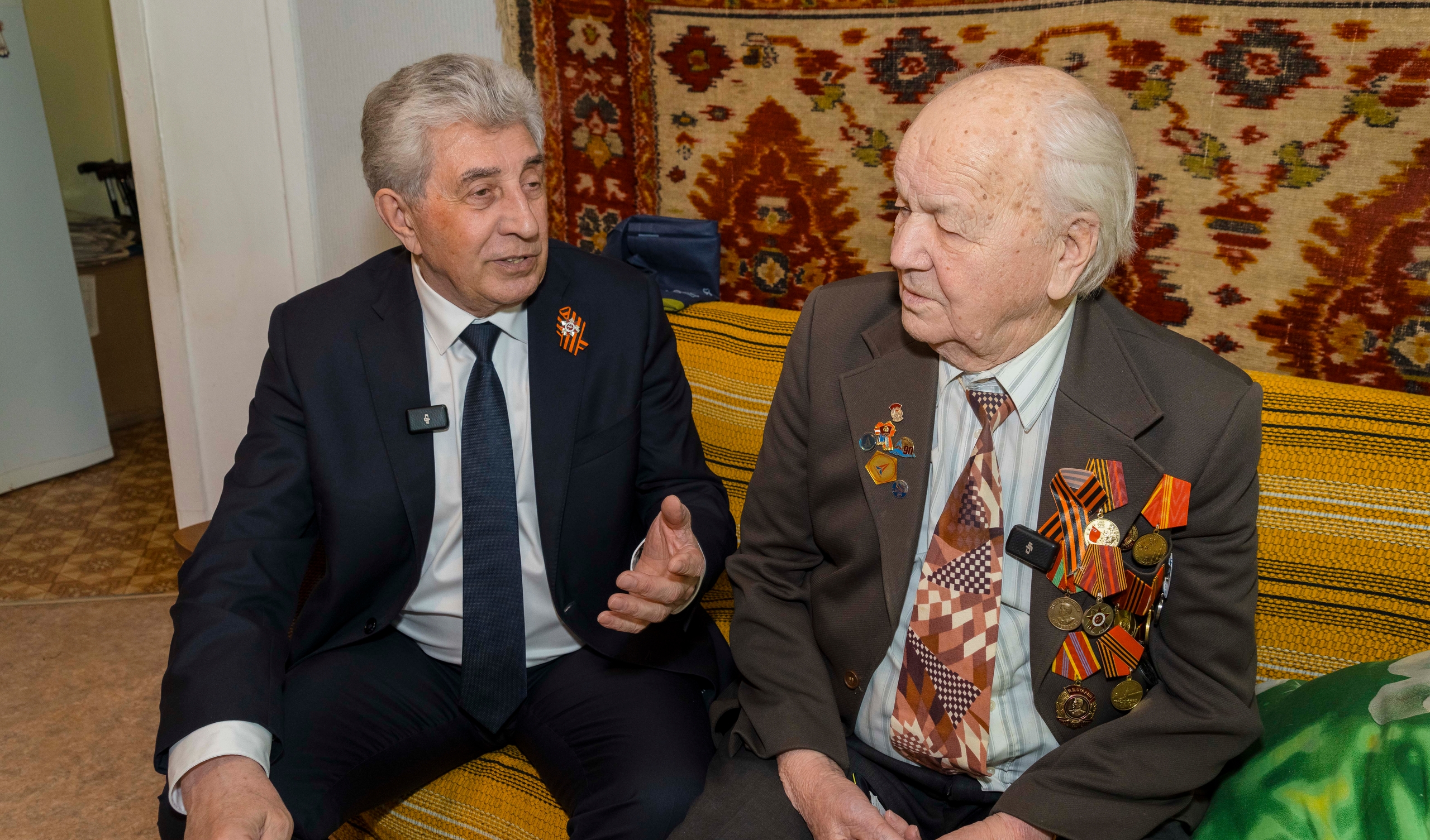 102-летний Петр Мурашкин и Сергей Грачев , фото: администрация города Оренбурга