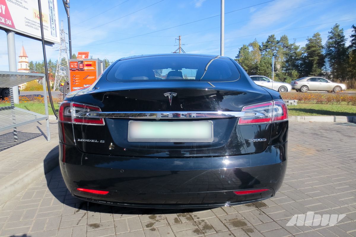 Tesla_Model_S_сзади